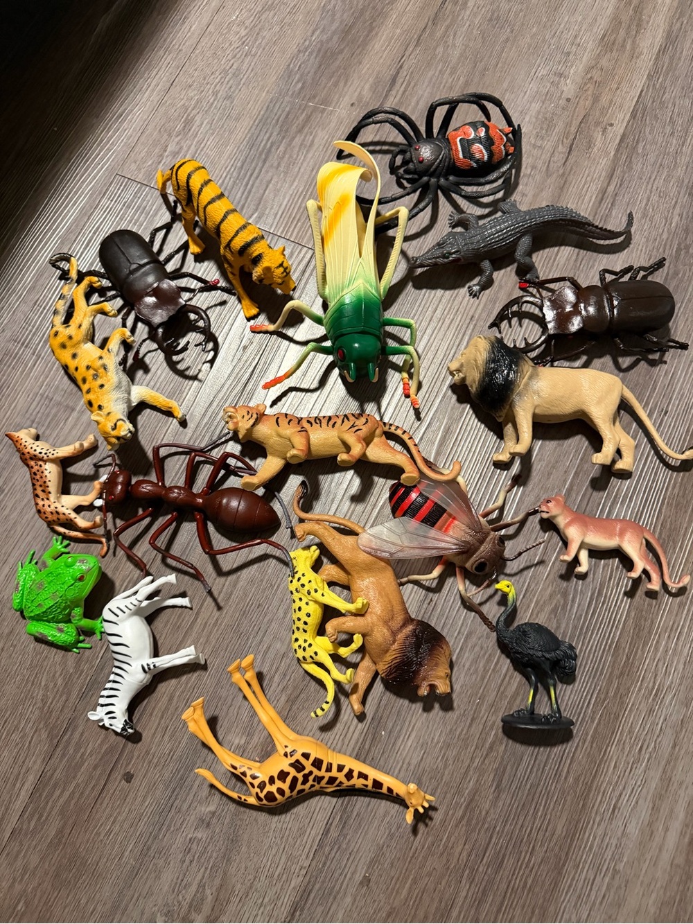 Assorted Reptile & Wildlife Toy Set – Yellow, Green, Black, Brown